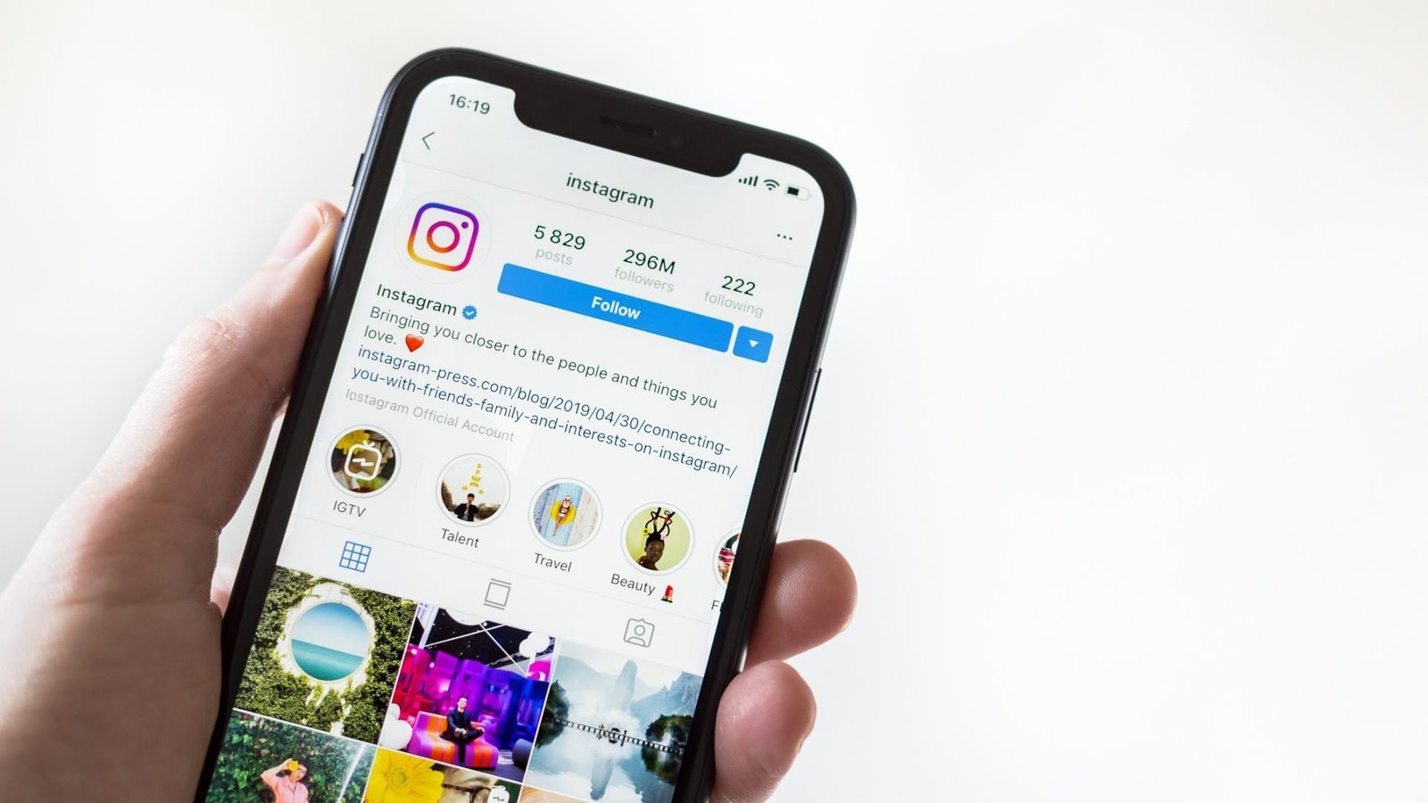 Ação do Instagram na porta de escolas de SP gera revolta em pais e direções